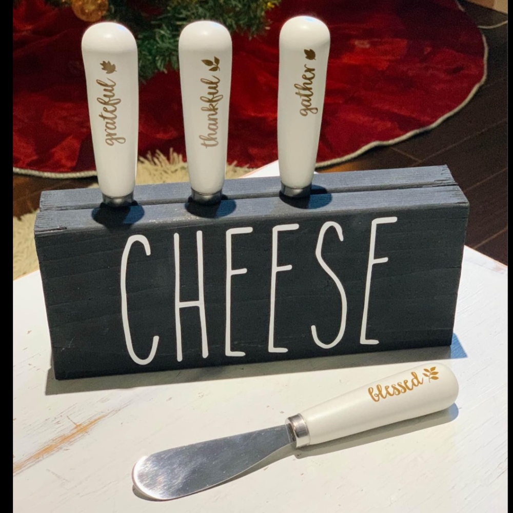 Wooden cheese block with 4 mini butter knives